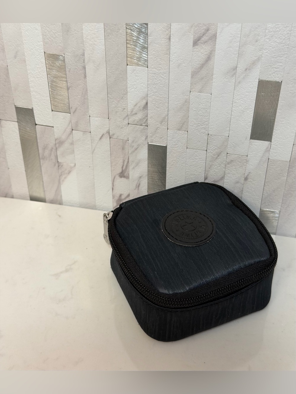🖤Kipling Women’s Joyful Jewelry Nylon Case In Striped Metallic Black/Grey